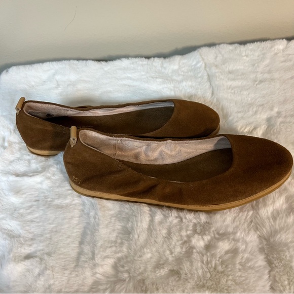 TOMS brown flats size 8.5,fit like a size 8. - Picture 2 of 6